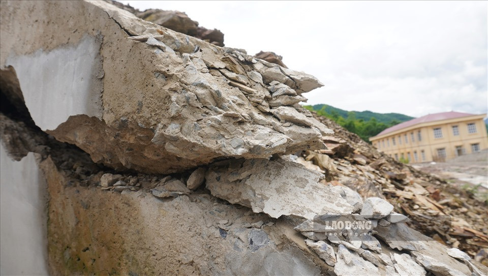 Các vết nứt, sụt lún ngày một nhiều hơn sau mỗi trận mưa lớn xảy ra trên địa bàn thời gian qua. (Ảnh: Lao Động).