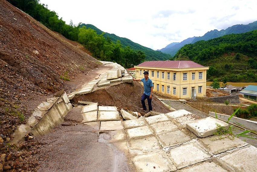 Quan sát hiện trường cho thấy, dự án được đơn vị thi công cắt thành 11 cơ, mặt cơ được lát bằng những tấm bê tông đúc sẵn. Ngoài ra, còn có 3 rãnh thoát nước từ trên xuống. Hiện, các cơ, rãnh thoát nước nhiều vị trí bị đứt, gãy nghiêm trọng. (Ảnh: Pháp luật TP.HCM).