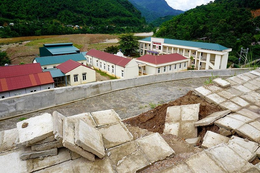 Nhiều hạng mục của dự án này đã bị nát bét, sụt lún, gãy đổ và tiềm ẩn rất nhiều nguy hiểm, đặc biệt trong mùa mưa lũ sắp tới. Đáng chú ý, dự án này vẫn chưa được nghiệm thu. (Ảnh: Pháp luật TP.HCM).