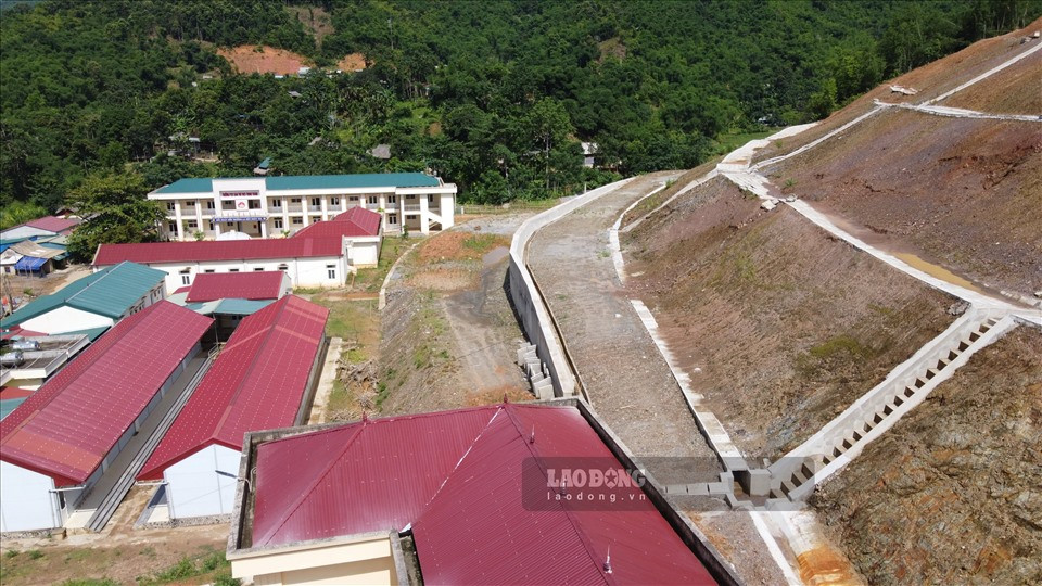 Mục tiêu của dự án là nhằm khắc phục tình trạng sạt lở, đảm bảo an toàn lâu dài cho cụm công trình trường học và trụ sở UBND xã, thời gian thực hiện là năm 2021 - 2022. (Ảnh: Lao Động).