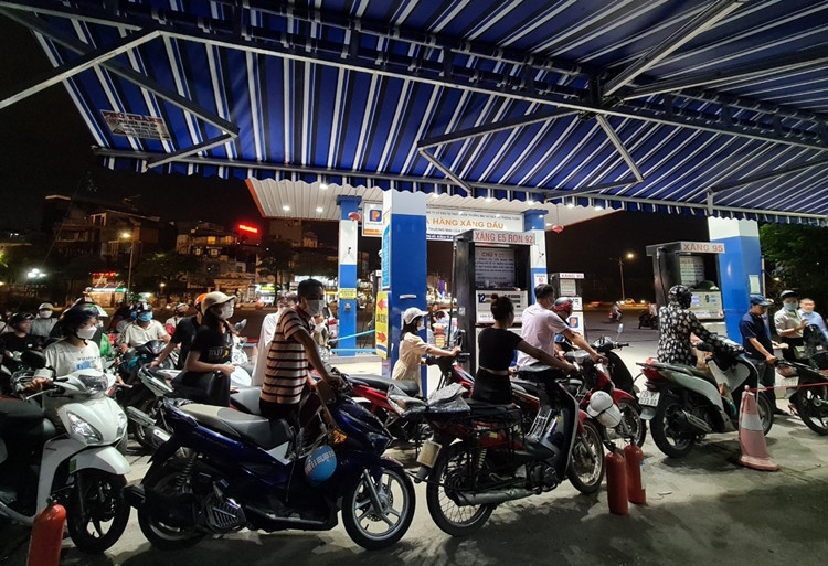 Gần 23h đêm cùng ngày, nhiều người vẫn kiên nhẫn chờ tới lượt đổ xăng tại cửa hàng này. Theo thông báo của nhân viên, do lượng khách từ chiều quá đông nên cửa hàng chỉ còn 2 cây có xăng RON 95.