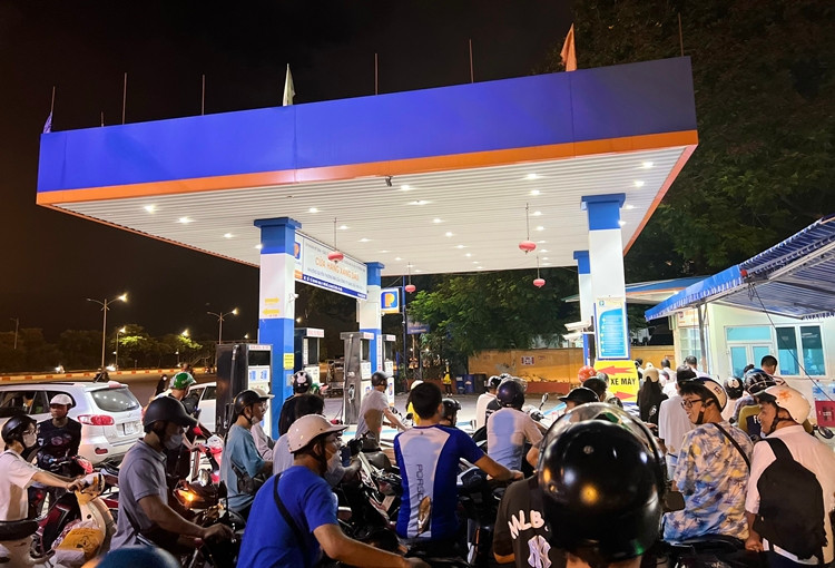 Chia sẻ với phóng viên, chị Nguyễn Thị Hoa (trú tại Phú Đô, Nam Từ Liêm, Hà Nội) cho hay: “Lúc chiều đi làm về vì mọi người đi đổ đông quá, tôi không chen được. Bây giờ ra đổ, không ngờ vẫn còn đông người đến thế”.