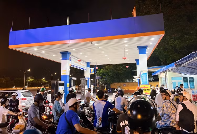 Chia sẻ với phóng viên, chị Nguyễn Thị Hoa (trú tại Phú Đô, Nam Từ Liêm, Hà Nội) cho hay: “Lúc chiều đi làm về vì mọi người đi đổ đông quá, tôi không chen được. Bây giờ ra đổ, không ngờ vẫn còn đông người đến thế”.