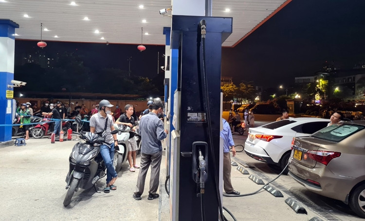 Các tài xế xe ô tô cũng đua nhau đi đổ xăng lúc nửa đêm. Tuy nhiên, tại cửa hàng này chỉ có 2 cây còn xăng, một số tài xế vì không thể kiên nhẫn xếp hàng chờ lâu nên đã rời đi mà chưa đổ được.