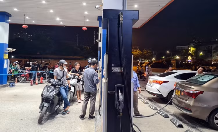 Các tài xế xe ô tô cũng đua nhau đi đổ xăng lúc nửa đêm. Tuy nhiên, tại cửa hàng này chỉ có 2 cây còn xăng, một số tài xế vì không thể kiên nhẫn xếp hàng chờ lâu nên đã rời đi mà chưa đổ được.
