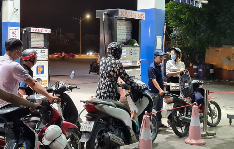 Hầu hết, người dân đi xe máy đến đổ xăng đều đầy bình. Nhân viên thì bơm xăng liên tục, không ngừng nghỉ.