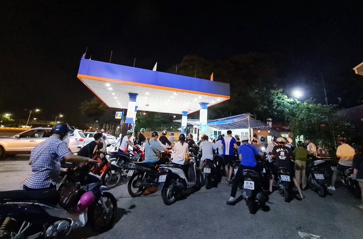 Khoảng 22h30 ngày 21/7, ghi nhận của phóng viên Báo Tri thức và Cuộc sống tại cửa hàng xăng dầu số 1 đường Lê Quang Đạo, phường Phú Đô, quận Nam Từ Liêm, Hà Nội (gần sân vận động Quốc gia Mỹ Đình), có nhiều người dân Thủ đô vẫn “rồng rắn” xếp hàng chờ đổ xăng, sau khi giá xăng giảm mạnh.