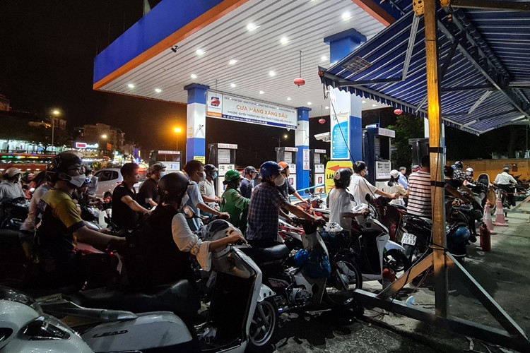 Người dân “rồng rắn” xếp hàng đổ xăng ở đường Lê Quang Đạo lúc nửa đêm chủ yếu đi xe máy, là các tài xế xe công nghệ, những người lao động ngành vận tải. Một số người dân cho biết, họ đã nghe thông tin từ 15h cùng ngày giá xăng tiếp tục giảm, nhưng vì buổi chiều lượng người đi đổ xăng quá đông nên đành phải chờ đến khung giờ này.