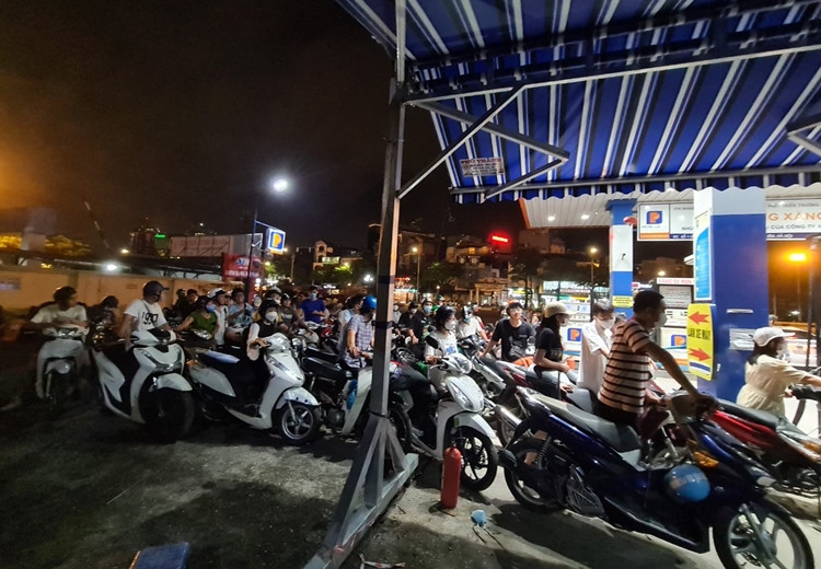 Trước đó, từ 15h chiều 21/7, Liên Bộ Công Thương - Tài chính thực hiện điều chỉnh giá xăng dầu. Theo đó, xăng E5RON92 giảm 2.710 đồng/lít, xăng RON95 giảm 3.600 đồng/lít. Cụ thể, giá xăng E5 RON 92 về 25.070 đồng/lít, xăng RON 95-III là 26.070 đồng/lít. Như vậy, giá xăng đã giảm về mức hơn 25.000 đồng/lít, đây là mức giảm rất mạnh trong thời gian vừa qua.