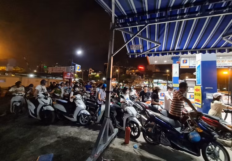 Trước đó, từ 15h chiều 21/7, Liên Bộ Công Thương - Tài chính thực hiện điều chỉnh giá xăng dầu. Theo đó, xăng E5RON92 giảm 2.710 đồng/lít, xăng RON95 giảm 3.600 đồng/lít. Cụ thể, giá xăng E5 RON 92 về 25.070 đồng/lít, xăng RON 95-III là 26.070 đồng/lít. Như vậy, giá xăng đã giảm về mức hơn 25.000 đồng/lít, đây là mức giảm rất mạnh trong thời gian vừa qua.