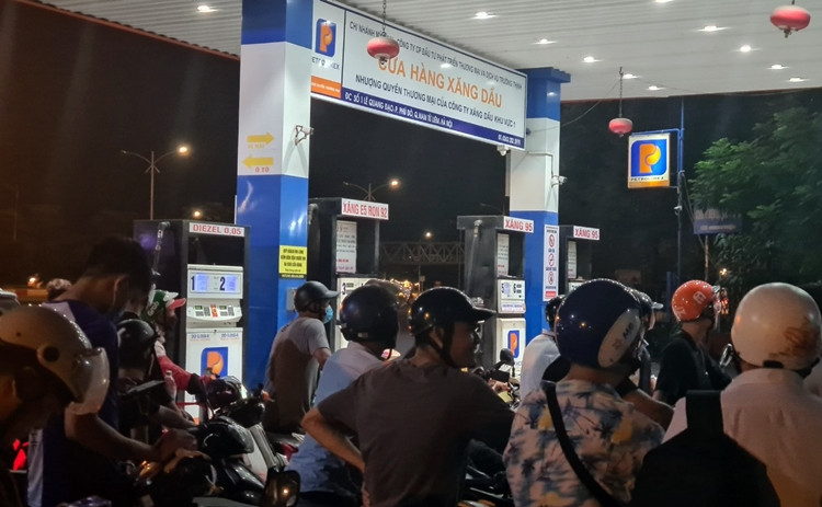 Một số khách hàng khác thì bày tỏ lo ngại, sang ngày mai (22/7) giá xăng lại có sự điều chỉnh tăng lên nên mới vội vã đi đổ lúc nửa đêm. “Tôi đứng xếp hàng được khoảng 15 phút mà vẫn chưa tới lợt. Tôi sẽ đổ đầy bình, không sợ mai giá xăng tăng lên lại phải thắt chặt chi tiêu”, anh Hòa ở Mễ Trì (Nam Từ Liêm, Hà Nội) chia sẻ.