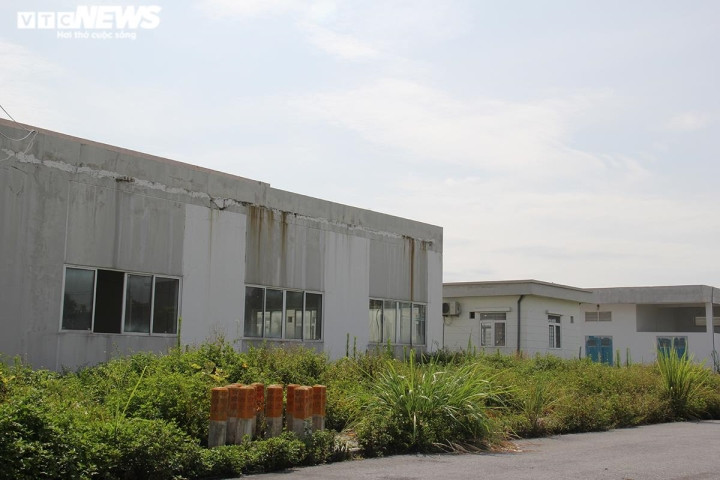 Một số phòng chức năng của bệnh viện Bạch Mai 2 đã xuống cấp, cửa kính hư hỏng. (Ảnh: VTC News).