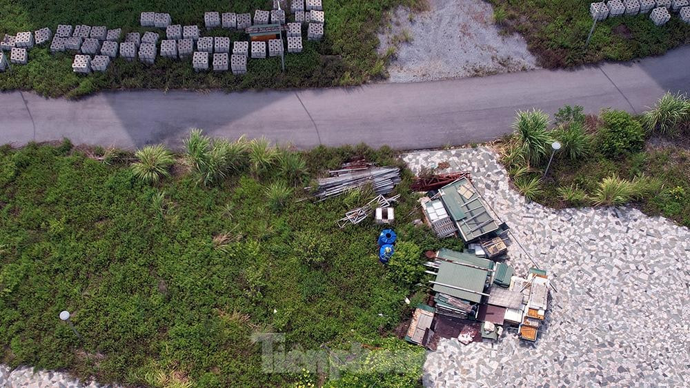 Trong khuôn viên bệnh viện, nhiều đồ đạc xây dựng vẫn ngổn ngang, rỉ sét. (Ảnh: Tiền Phong).