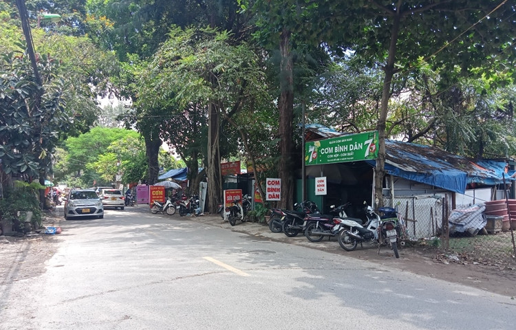 Dù đã có hàng rào tôn chỉ điểm đất quy hoạch nhưng cũng không ngăn được hàng quán mọc lên san sát.