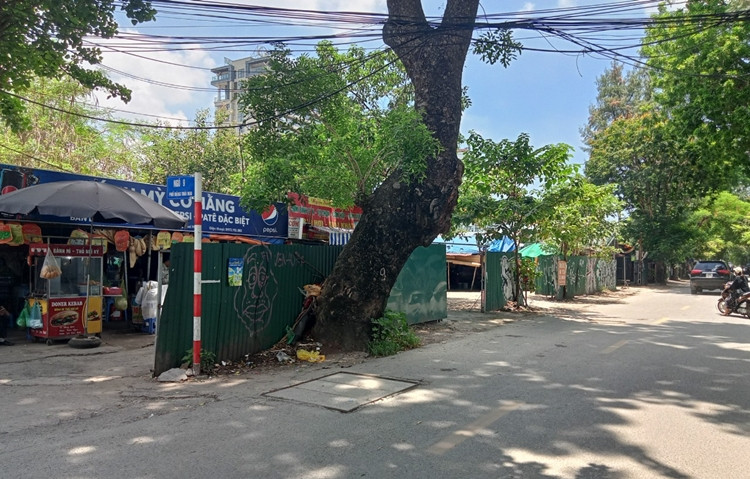 Chuyện “xé rào” dựng quán đã tồn tại từ nhiều năm nay, gây nhếch nhác, mất cảnh quan đô thị.