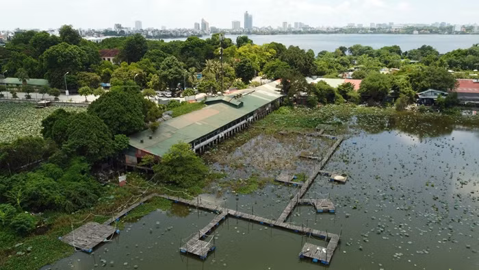 Tuy nhiên, từ nhiều năm nay, tình trạng hàng quán ngang nhiên “mọc” lên đã bủa vây xung quanh hồ Đầm Trị (phường Quảng An, quận Tây Hồ, Hà Nội).