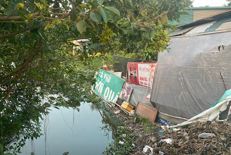 Cùng với đó, xung quanh khu vực hồ Đầm Trị ngập rác thải từ những hàng quán.