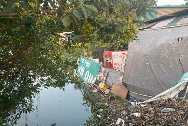 Cùng với đó, xung quanh khu vực hồ Đầm Trị ngập rác thải từ những hàng quán.