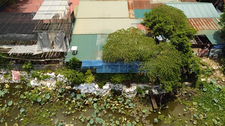 Thế nhưng đến thời điểm này, vẫn tràn lan tình trạng hàng quán lộn xộn quanh hồ Đầm Trị.