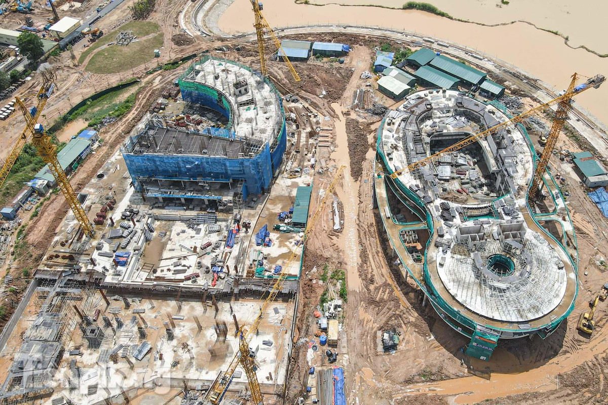 Công trình gồm nhà hát khoảng 800 chỗ; rạp chiếu phim 3D-4D 200 chỗ; nhà thi đấu khoảng 500 chỗ - bể bơi 10 làn bơi; nhà học và thư viện tháp thiên văn và khối hành chính - văn phòng... (Ảnh: Tiền Phong).