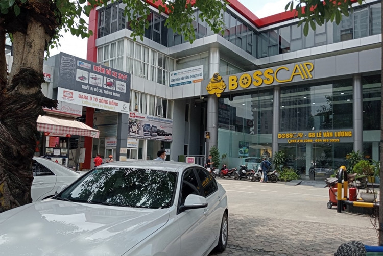 Cụ thể, theo bản vẽ tổng mặt bằng hiện trạng công trình, tỷ lệ 1500 do Công ty cổ phần xây dựng và phát triển dịch vụ H&amp;A lập tháng 7/2020 thì diện tích lô đất là 6.531m2; các hạng mục công trình đã xây dựng gồm: Khối văn phòng BTCT liền khối kết hợp mái tôn, diện tích 703m2, tầng cao 04+01 tum, chiều cao 17,7m; trạm xăng và sân đường nội bộ BTCT liền khối kết hợp mái tôn, diện tích 1.531m2, tầng cao 01 tầng, chiều cao 6,8m;