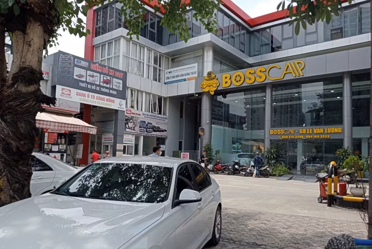 Cụ thể, theo bản vẽ tổng mặt bằng hiện trạng công trình, tỷ lệ 1500 do Công ty cổ phần xây dựng và phát triển dịch vụ H&amp;A lập tháng 7/2020 thì diện tích lô đất là 6.531m2; các hạng mục công trình đã xây dựng gồm: Khối văn phòng BTCT liền khối kết hợp mái tôn, diện tích 703m2, tầng cao 04+01 tum, chiều cao 17,7m; trạm xăng và sân đường nội bộ BTCT liền khối kết hợp mái tôn, diện tích 1.531m2, tầng cao 01 tầng, chiều cao 6,8m;