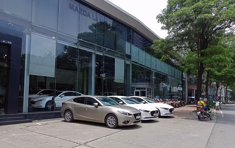 Khu để xe ô tô và giới thiệu sản phẩm (đại lý Mazda) bằng kết cấu thép và mái tôn, diện tích 604m2, tầng cao 02 tầng, chiều cao 8,1m. Bồn hoa, cây xanh không xây dựng.
