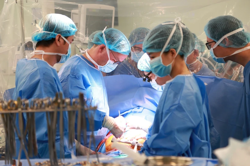 Phau thuat thanh cong ca ghep tim nhan tao ban phan tai Viet Nam