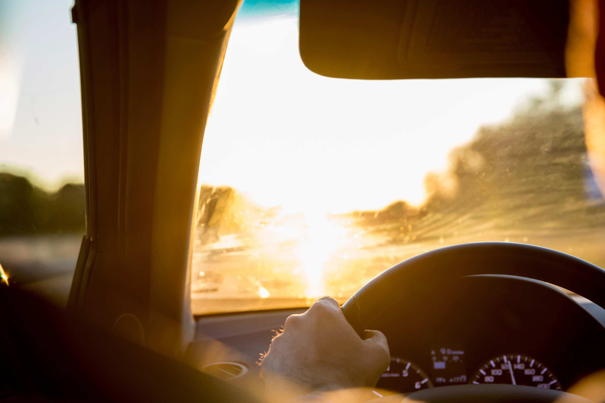 Chú ý tác hại của ánh nắng mặt trời khi bạn lái xe: Hầu hết những người thường xuyên lái xe bị tổn thương bởi ánh nắng mặt trời nhiều hơn ở phía bên trái trên khuôn mặt của họ. Hãy dán kính tối cho cửa xe, lấy tấm chắn UV hoặc chỉ cần đảm bảo rằng bạn bôi kem chống nắng đầy đủ. Ảnh iStock