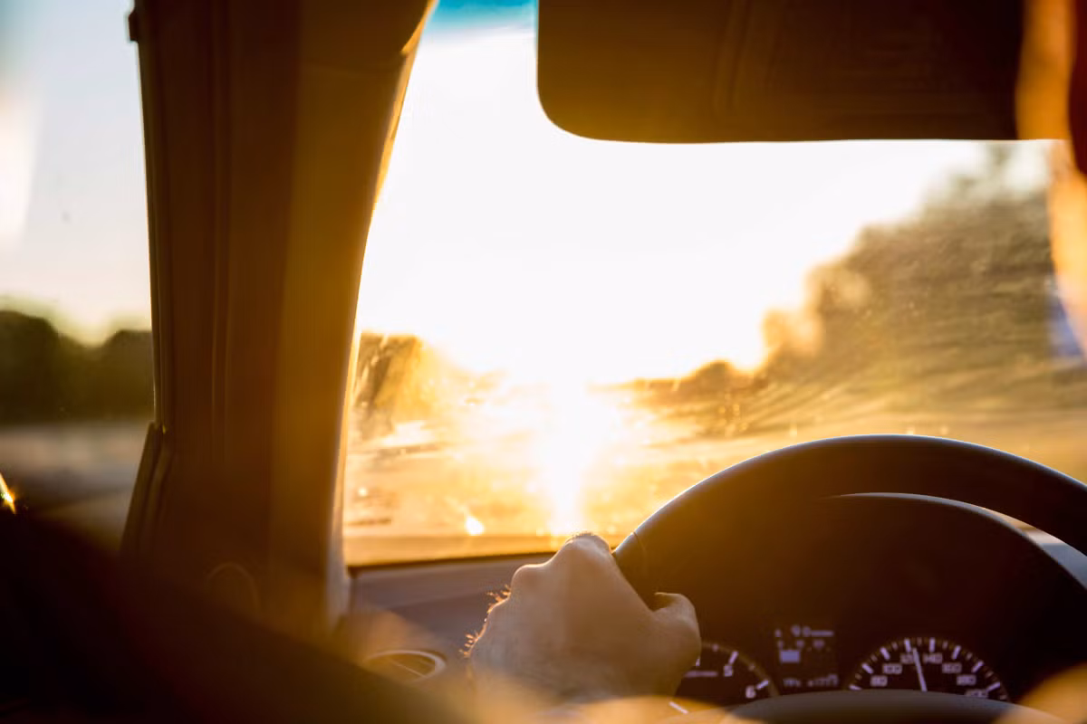 Chú ý tác hại của ánh nắng mặt trời khi bạn lái xe: Hầu hết những người thường xuyên lái xe bị tổn thương bởi ánh nắng mặt trời nhiều hơn ở phía bên trái trên khuôn mặt của họ. Hãy dán kính tối cho cửa xe, lấy tấm chắn UV hoặc chỉ cần đảm bảo rằng bạn bôi kem chống nắng đầy đủ. Ảnh iStock