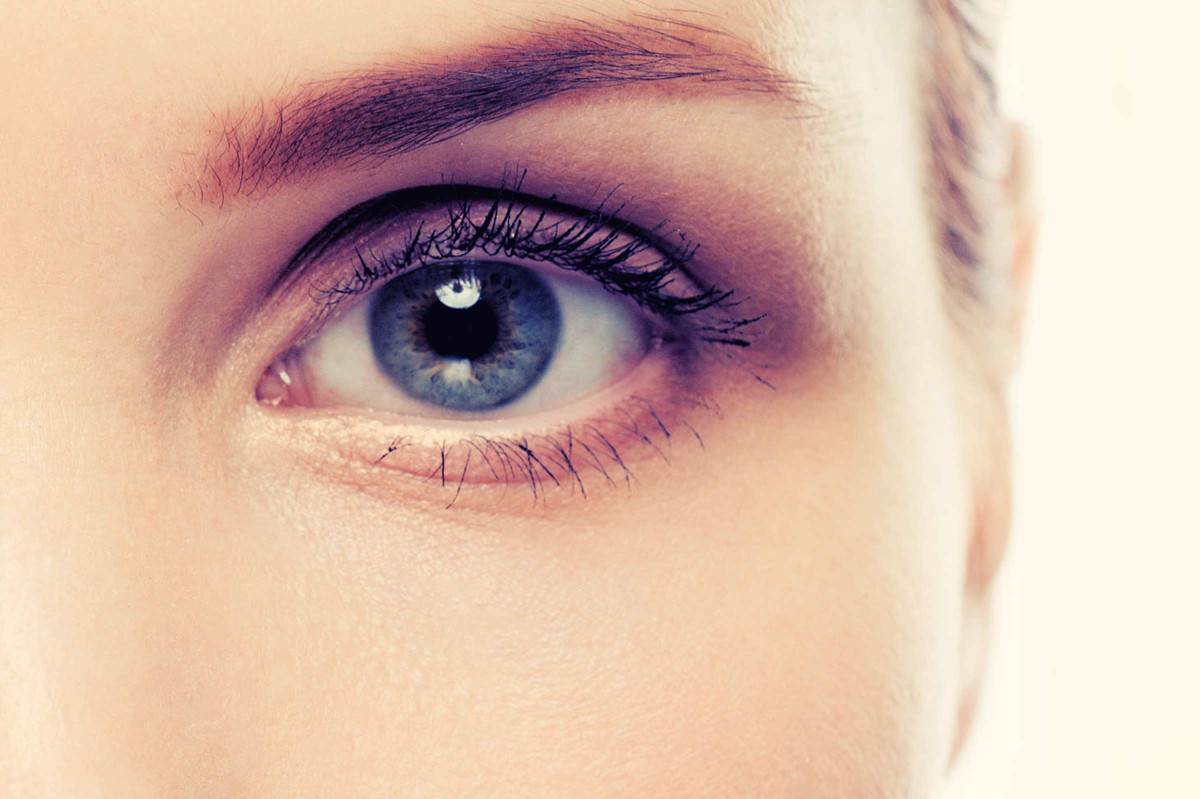 Kem mắt thay vì phẫu thuật nâng mí: Chắc chắn, bác sỹ thẩm mỹ có thể cung cấp cho bạn dịch vụ nâng mí mắt, nhưng trước tiên hãy thử nghiệm hiệu quả các loại kem làm săn chắc da vùng mắt và kem nâng mí không cần kê đơn. Chúng có tác dụng làm giảm nếp nhăn và bọng mắt. Ảnh iStock