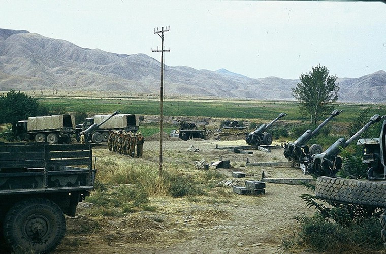 Một trận địa lựu pháo 122mm 2A18 (D-30) của Liên Xô tại Afghanistan.