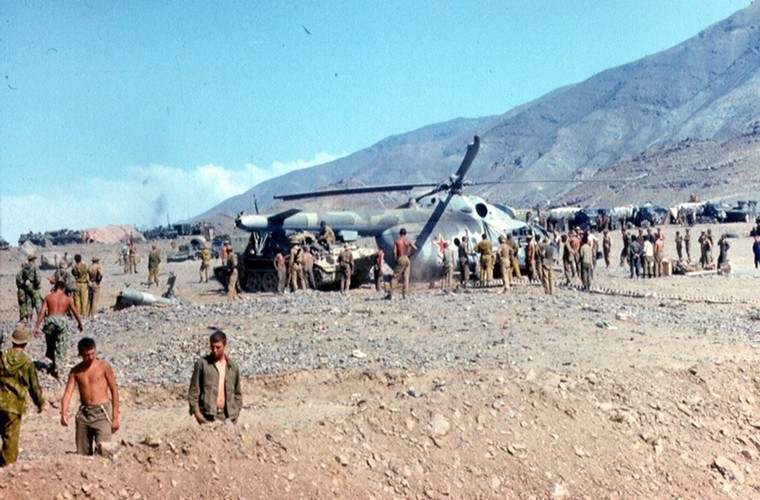 Tuy nhiên cuộc chiến này không chỉ dừng lại đó khi Liên Xô phải duy trì số lượng lớn binh sĩ tại Afghanistan để duy trì an ninh trong suốt 14 năm đi kèm theo đó tổn thất lớn về người và của.