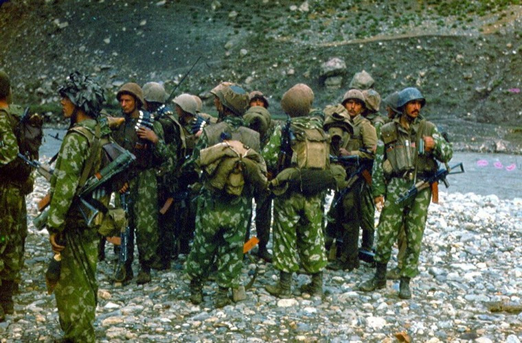 Bên cạnh các đơn vị bộ binh thông thường tại chiến trường Afghanistan Quân đội Liên Xô cùng triển khai khá nhiều các đơn vị đặc nhiệm và lính sơn cước chuyên tác chiến ở vùng núi và khu vực hiểm trở vốn là nơi các tay súng nổi dậy ẩn nấp.