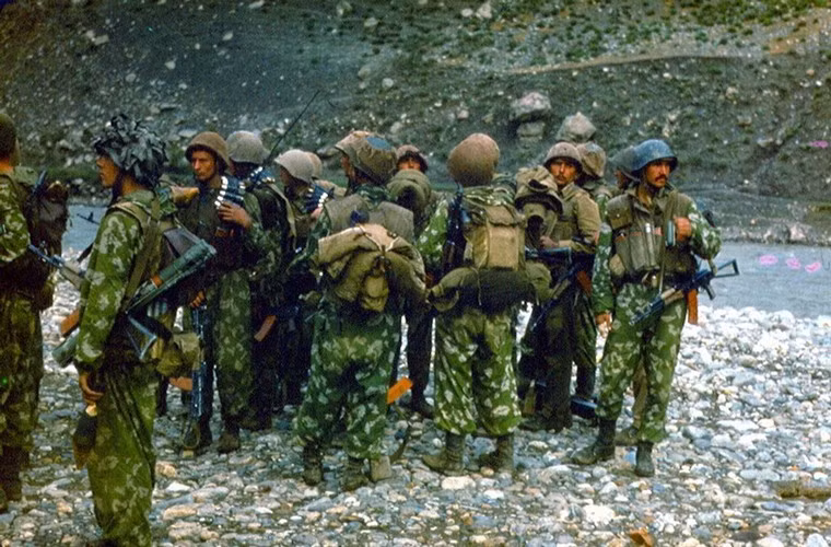 Bên cạnh các đơn vị bộ binh thông thường tại chiến trường Afghanistan Quân đội Liên Xô cùng triển khai khá nhiều các đơn vị đặc nhiệm và lính sơn cước chuyên tác chiến ở vùng núi và khu vực hiểm trở vốn là nơi các tay súng nổi dậy ẩn nấp.