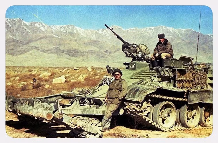 Quân đội Liên Xô bắt đầu triển khai tại Afghanistan vào cuối tháng 7/1978 sau khi cuộc khủng hoảng chính trị tại quốc gia Trung Á này không có dấu hiệu lắng xuống với việc lật đổ Tổng thống Hafizullah Amin.