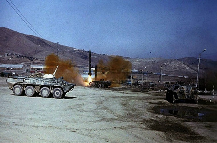 Hình ảnh một quả tên lửa đạn đạo Scud được phóng đi từ một căn cứ quân sự của Liên Xô tại Afghanistan, việc triển khai loại vũ khí này khá phổ biến trong giai đoạn sau những năm 1970.