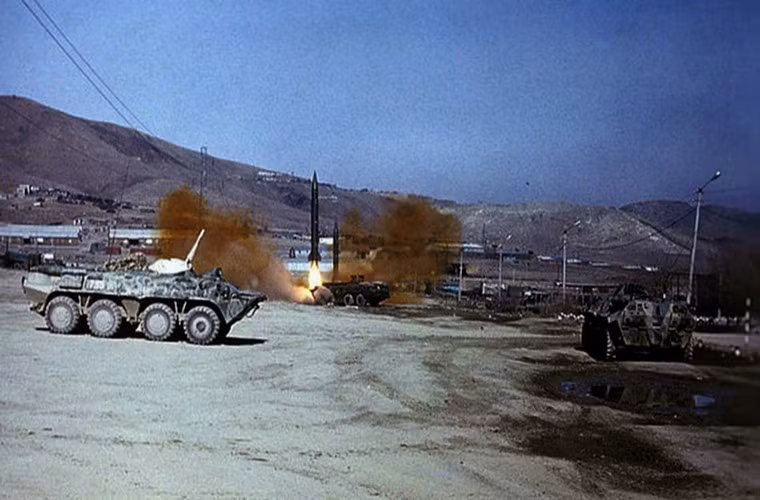 Hình ảnh một quả tên lửa đạn đạo Scud được phóng đi từ một căn cứ quân sự của Liên Xô tại Afghanistan, việc triển khai loại vũ khí này khá phổ biến trong giai đoạn sau những năm 1970.