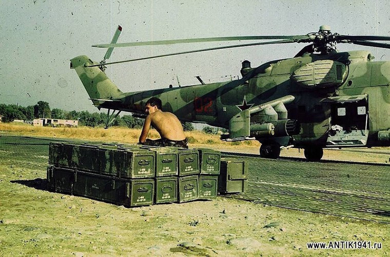 Hầu hết các bức ảnh này đều nằm trong các bộ sưu tập ảnh tư nhân tại Nga và chúng chưa từng được công bố. Trong ảnh là một binh sĩ Hồng quân Liên Xô bên cạnh trực thăng tấn công Mi-24 tham chiến tại Afghanistan.