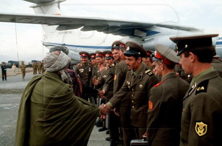 Một quan chức địa phương Afghanistan trong một buổi lễ tiễn các binh sĩ Liên Xô hoàn thành nghĩa vụ tại Afghanistan lên đường trở về nước. Quá trình rút quân của Liên Xô khỏi Afghanistan bắt đầu từ năm 1988 và kết thúc vào năm 1992.