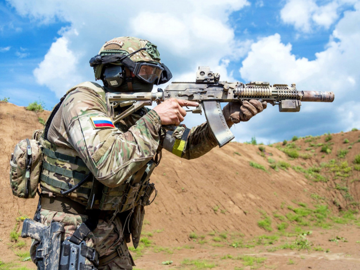 Điểm đặc biệt tiếp theo đó là đặc nhiệm Nga đều sử dụng vũ khí do Nga thiết kế và sản xuất. Chỉ duy nhất khẩu súng ngắn là được nhập khẩu. Không hiểu vì lý do gì, các tập đoàn vũ khí của Nga lại không mấy khi thiết kế được khẩu súng ngắn tử tế cho đặc nhiệm của mình.