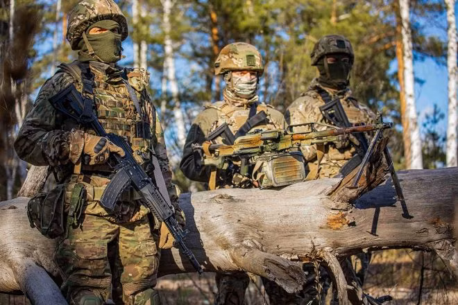 Thông thường, một khẩu súng ngắn cần có tuổi thọ ít nhất 40.000 phát bắn trước khi hỏng hoàn toàn. Tuy nhiên các kiểu súng ngắn do Nga phát triển thường chỉ có tuổi thọ khoảng 10.000 phát là tối đa. Khẩu súng ngắn được ví như Iphone của lính Nga là khẩu PL-15K thực tế cũng chưa rõ tuổi thọ cao đến đâu và cũng ít phổ biến trong lực lượng đặc nhiệm của nước này.