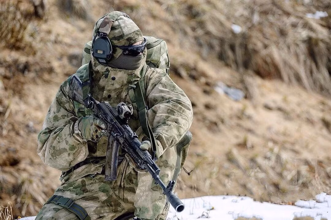 Những đơn vị lính đặc nhiệm của Nga thường có những chuyên gia về chất nổ, bắn tỉa, ăn trộm hoặc thậm chí có cả các thành viên vốn là kỹ sư tin học được huấn luyện thành đặc nhiệm để tiếp cận và lấy cắp dữ liệu từ cơ sở máy tính của đối phương.