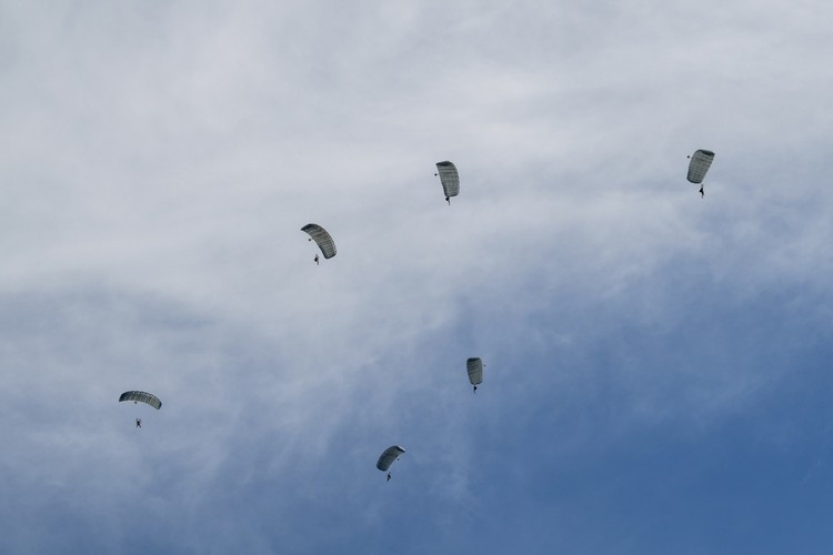 Một lính đặc nhiệm nghiêng dù để chọn điểm tiếp đất. Cuộc tập trận diễn ra trong bối cảnh căng thẳng giữa Mỹ và Trung Quốc chưa có dấu hiệu hạ nhiệt.