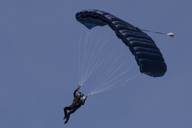 Cuộc tập trận có sự tham gia của các máy bay vận tải quân sự C-130, máy bay cất cánh thẳng đứng CV-22 Osprey, những phương tiện vận chuyển chuyên dùng của đặc nhiệm Mỹ.