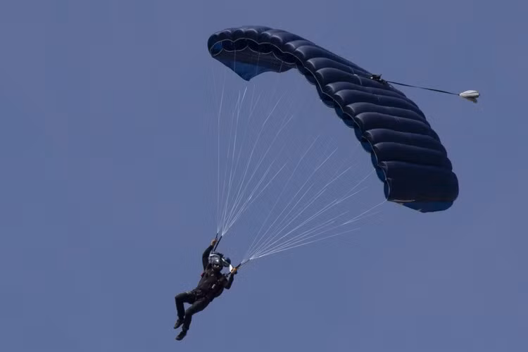 Cuộc tập trận có sự tham gia của các máy bay vận tải quân sự C-130, máy bay cất cánh thẳng đứng CV-22 Osprey, những phương tiện vận chuyển chuyên dùng của đặc nhiệm Mỹ.