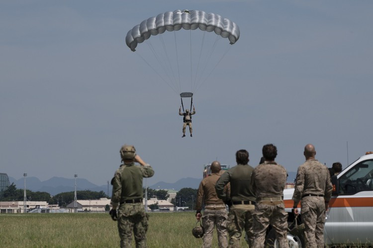 "Chúng ta sẽ làm bất kỳ điều gì cần để bảo vệ Mỹ, Nhật Bản hoặc bất kỳ đồng minh nào của chúng ta trong khu vực Ấn Độ Dương - Thái Bình Dương", chỉ huy Hock nói.