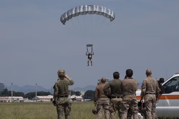 "Chúng ta sẽ làm bất kỳ điều gì cần để bảo vệ Mỹ, Nhật Bản hoặc bất kỳ đồng minh nào của chúng ta trong khu vực Ấn Độ Dương - Thái Bình Dương", chỉ huy Hock nói.