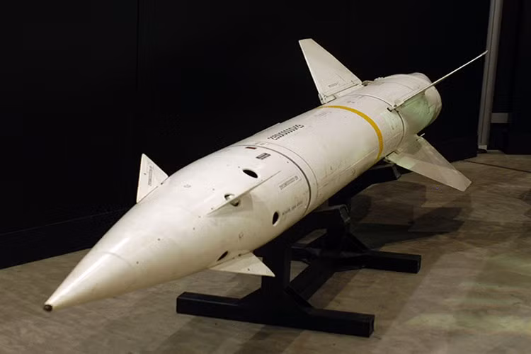 Đầu năm 1965, Không quân Mỹ quyết định trang bị cho các máy bay tiêm kích F-4 Phantom và tiêm kích - bom F-105 "Thần sấm" tên lửa thông minh AGM-12 Bullpup - loại tên lửa không đối đất đầu tiên được sản xuất hàng loạt tại Mỹ và cũng có thể coi là thứ vũ khí không kích thông minh đầu tiên được đem vào sử dụng trong Chiến tranh Việt Nam. Nguồn ảnh: Wikipedia