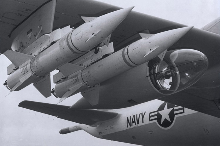 AGM-12 Bullpup nặng 810kg, dài 4,1m, sải cánh 460mm, trang bị đầu nổ nặng 110kg có khả năng xuyên thép để công phá các công trình kiên cố. Với tầm bắn tới 19km, máy bay phóng AGM-12 Bullpup có thể nằm ngoài "tầm phủ sóng" của mạng lưới phòng không Việt Nam lúc bấy giờ. Nó đem lại sự đảm bảo lớn độ sống sót cho phi công và máy bay chiến đấu. Nguồn ảnh: VP-4 Association